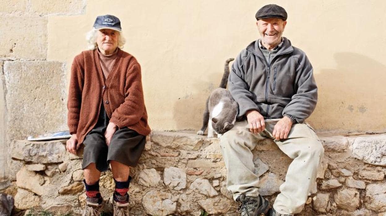 Martín y Sinforosa, los últimos habitantes de La Estrella (Teruel), en una imagen de archivo, tomada por ABC en el año 2015