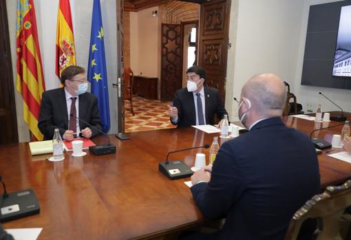 Luis Barcala se dirige al presidente del Consell, en el encuentro para las ayudas a la hostelería