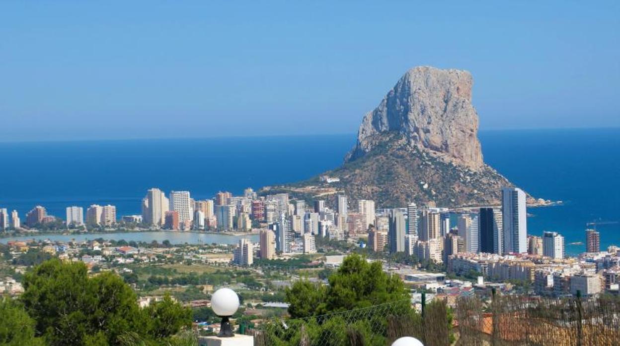 Vista panorámica de Calpe con el Peñón de Ifach