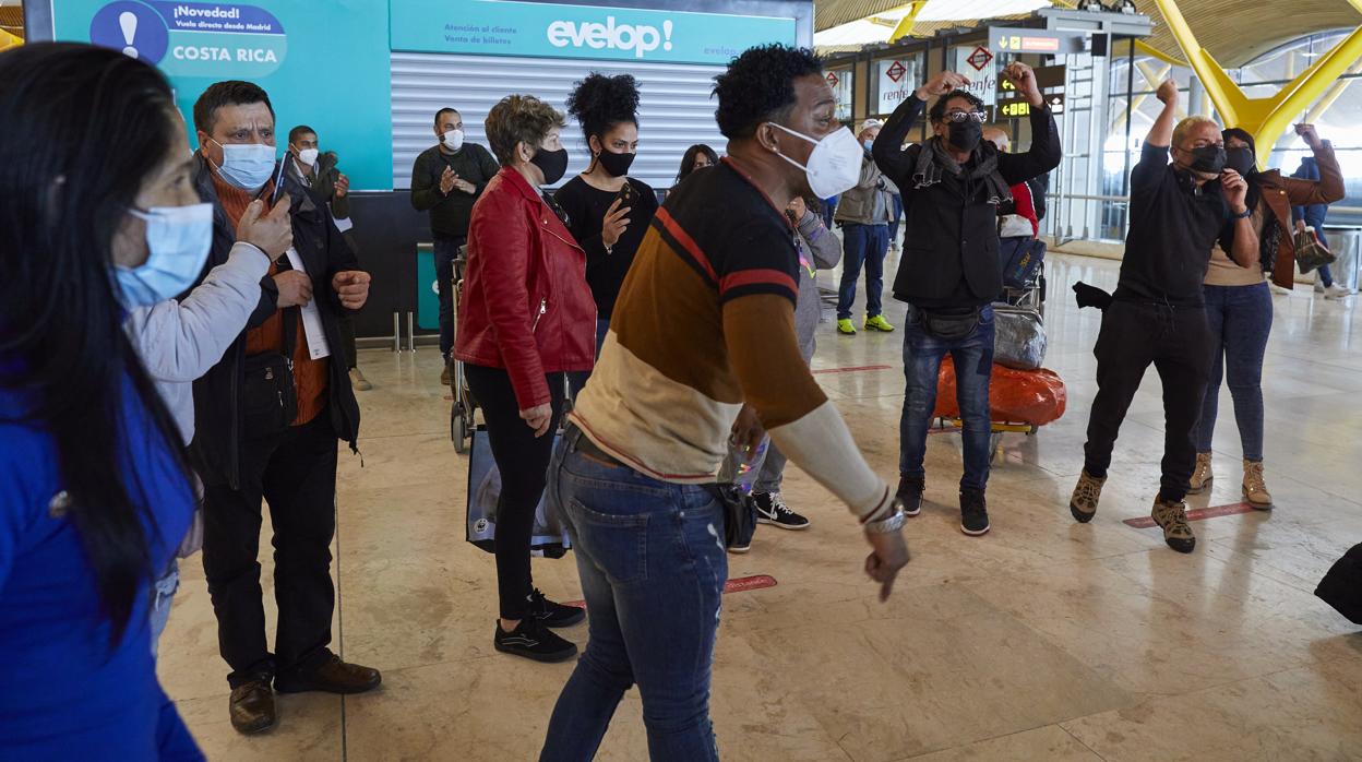 Los pasajeros de un vuelo a La Habana cancelado tres veces explotan, este martes en la T4