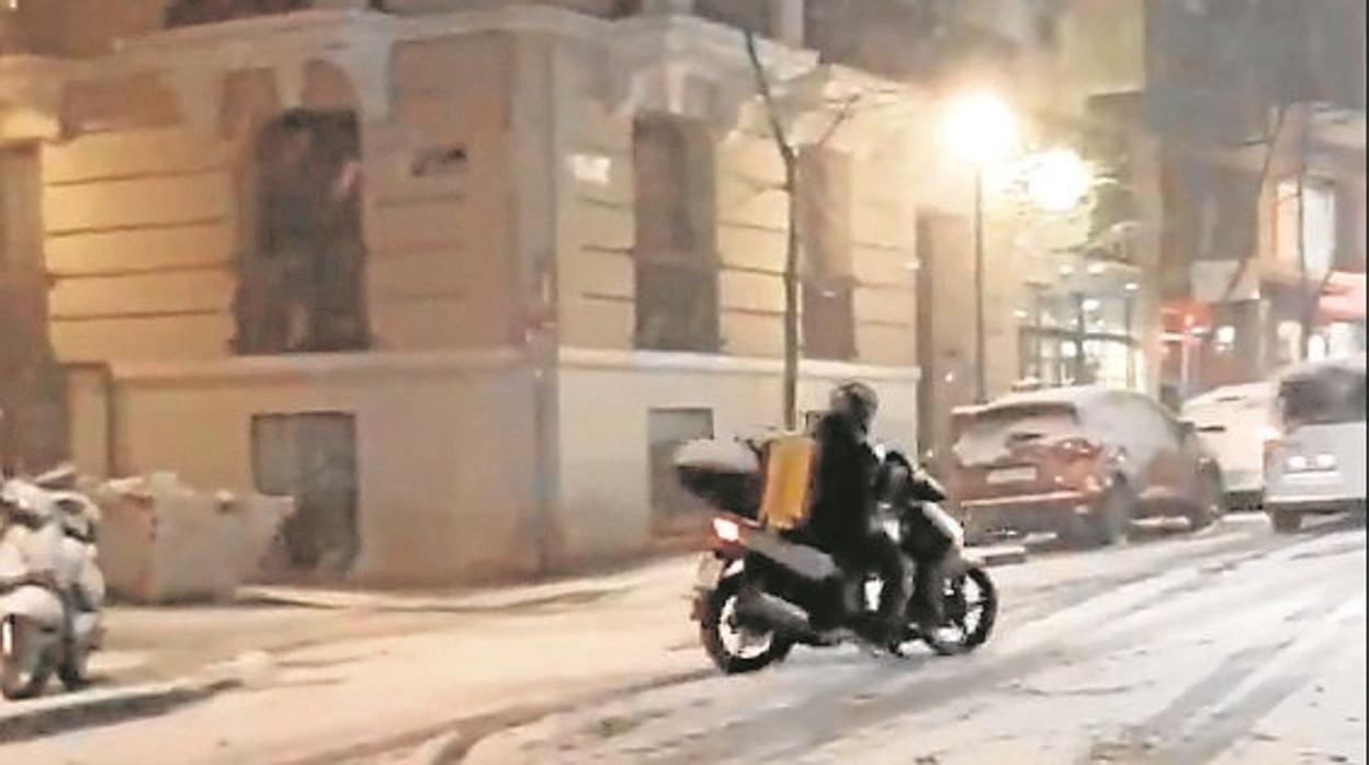 Un «rider» patina con su moto, el viernes por la noche
