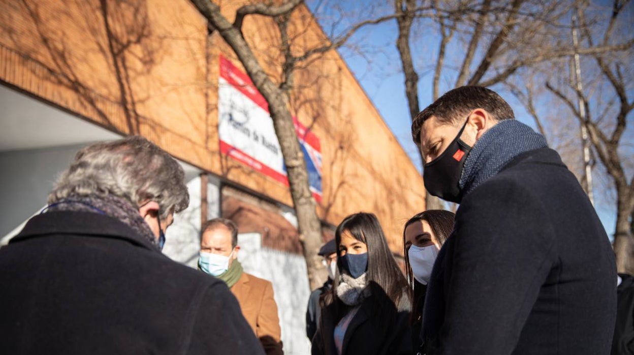 Begoña Villacís, Inés Arrimadas y el viceconsejero de Deportes de la Comunidad de Madrid, en su visita a La Nevera del Ramiro de Maeztu, tras al paso de Filomena