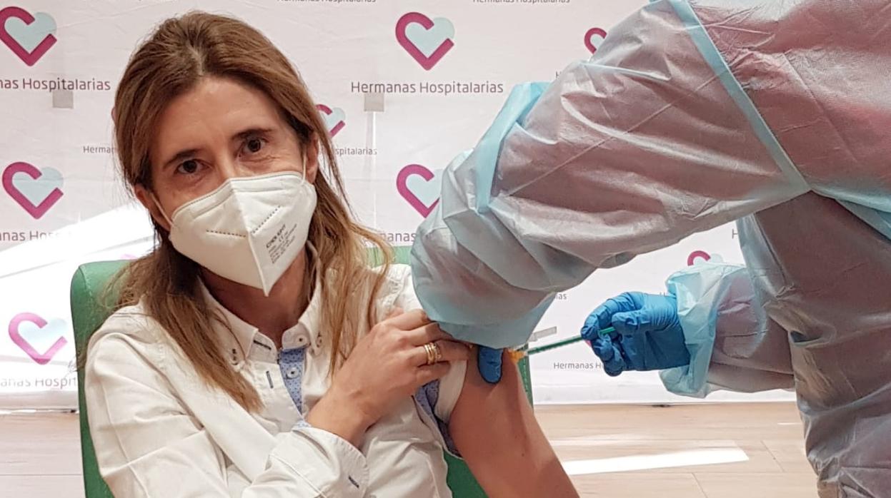 Pilar Cidad, primera trabajadora del centro vacunada