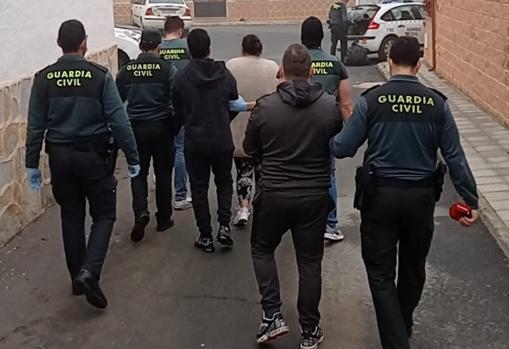 Momento de la detención por los agentes de la Guardia Civil