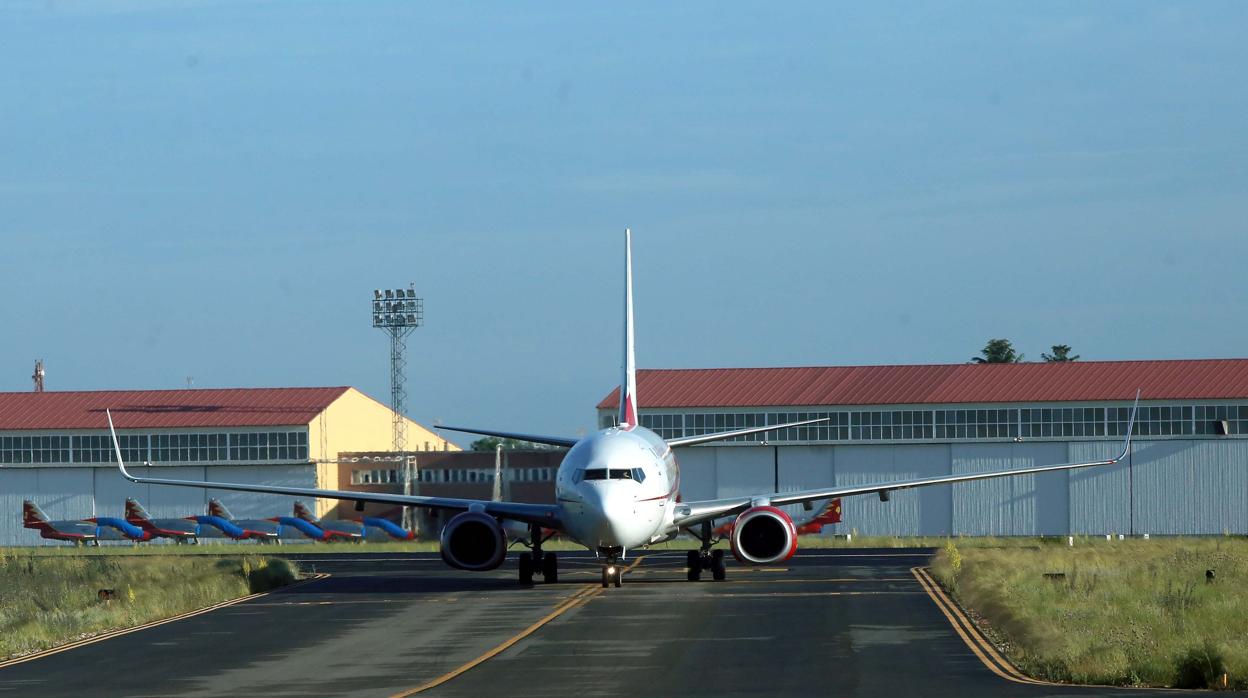 Aterrizaje de un avión en el Aeropuerto de Villanubla (Valladolid)