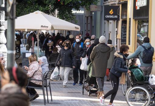 Imagen tomada este martes de aglomeraciones en las calles de Valencia