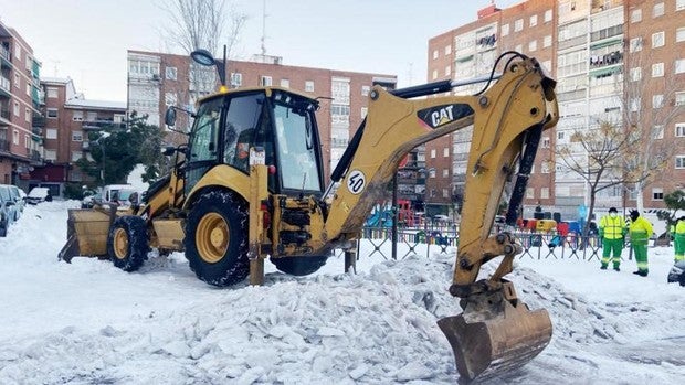 El 15% de las calles de Madrid ya están despejadas y 1.200 operarios más eliminan el hielo de las aceras