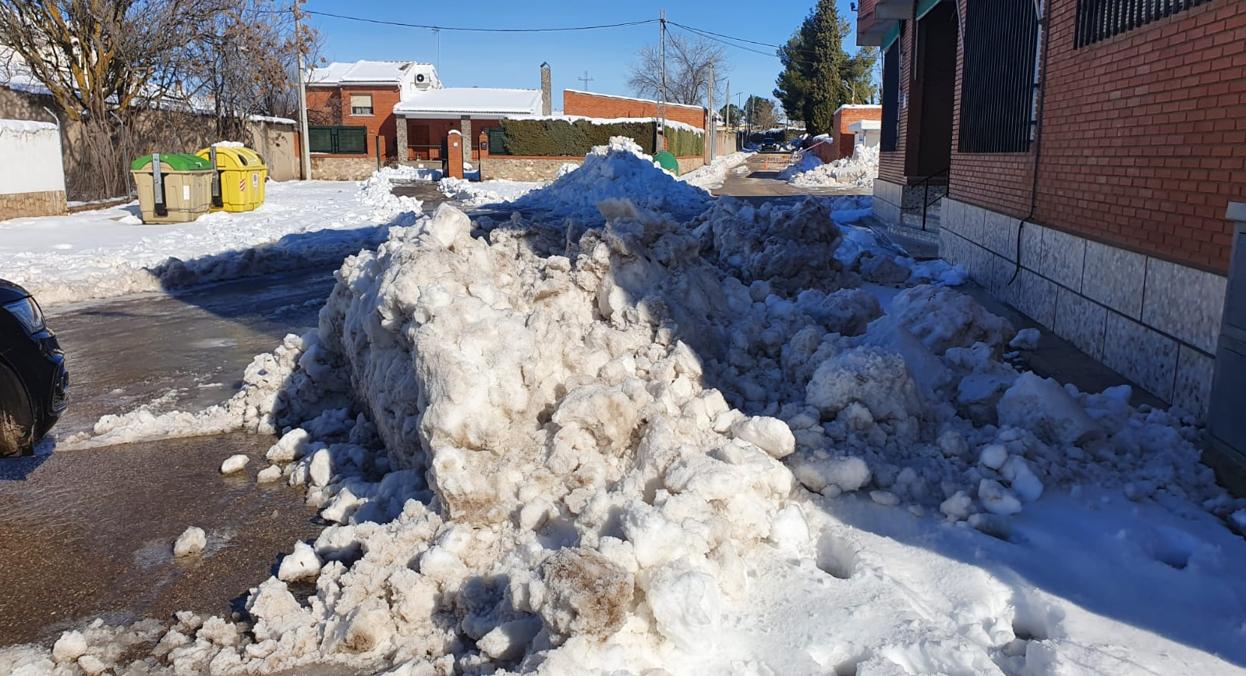 Una calle de Villanueva de Bogas tras el paso de la borrasca Filomena