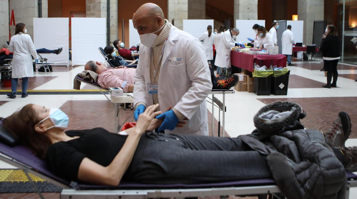 Una madrileña dona sangre en el centro habilitado en la Real Casa de Correos de Sol