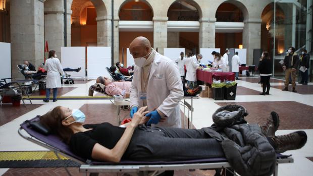 Sol, un macrocentro de donación de sangre durante 72 horas: «Ya que no tengo palas he venido a ayudar»