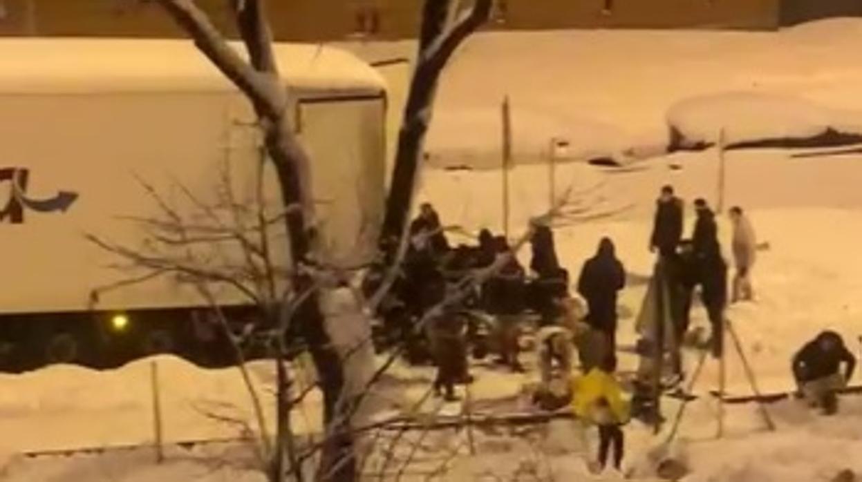 Decenas de vecinos desvalijan un tráiler de fruta en la salida de la M-30 que da a parar al Ruedo, en Moratalaz