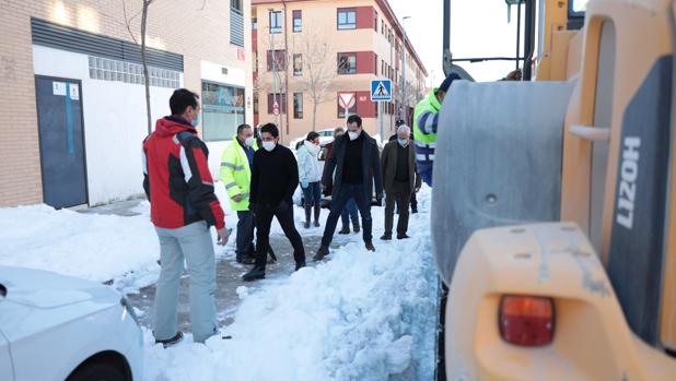 Agreden y roban la pala a un trabajador municipal de «Sanse» mientras retiraba el hielo de las calles