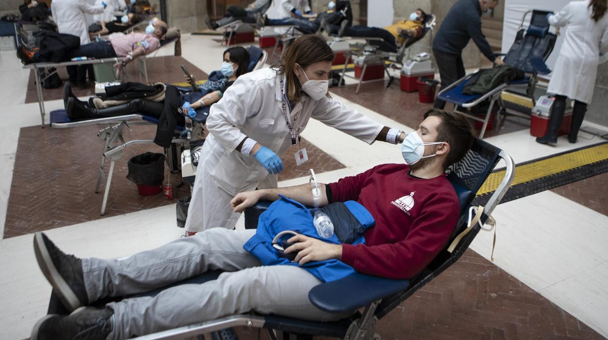 Un donante de sangre, este martes, en la Real Casa de Correos