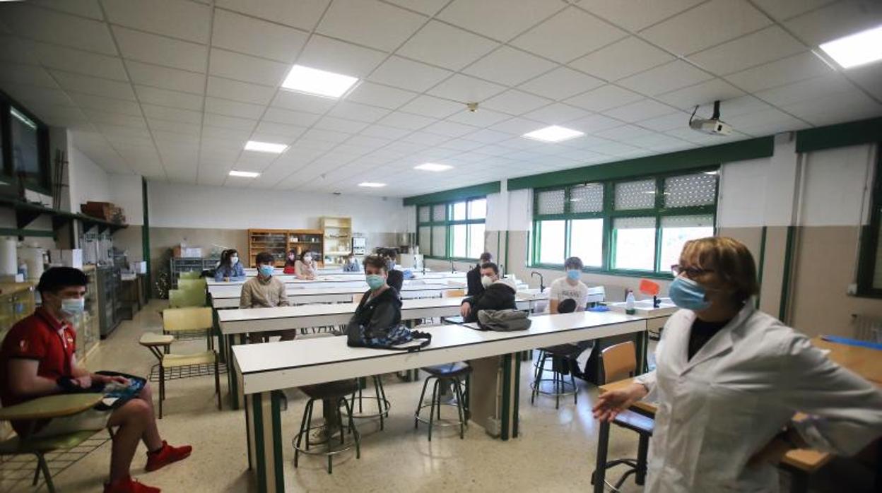 Una profesora dando clase en Galicia en una imagen de archivo