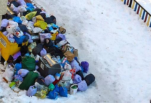 La carrera contrarreloj para limpiar Madrid de basura y nieve