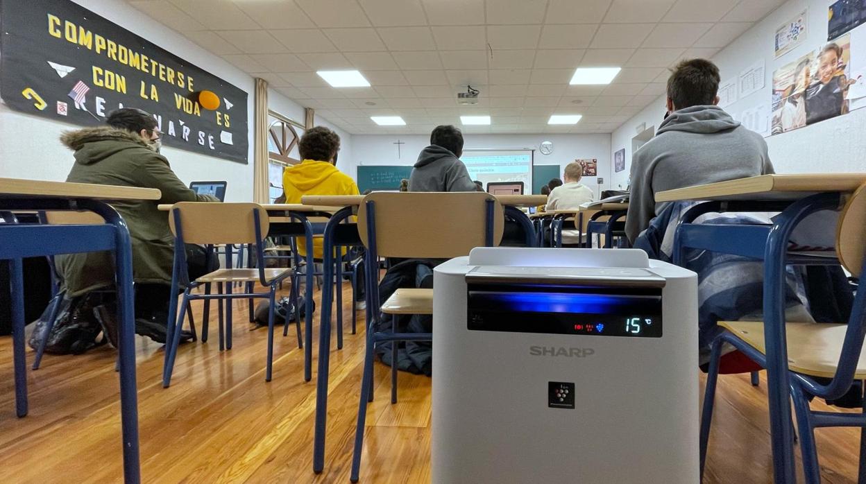 Una de las clases del colegio Jesús y María, con uno de los purificadores de aire instalados en el centro