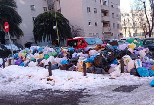 La carrera contrarreloj para limpiar Madrid de basura y nieve