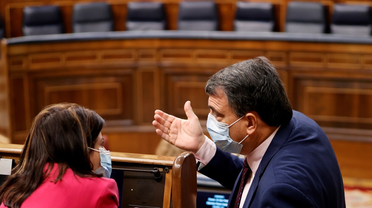 Adriana Lastra (PSOE) y Aitor Esteban (PNV) conversan en el hemiciclo del Congreso