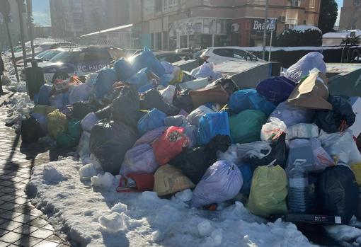 La carrera contrarreloj para limpiar Madrid de basura y nieve