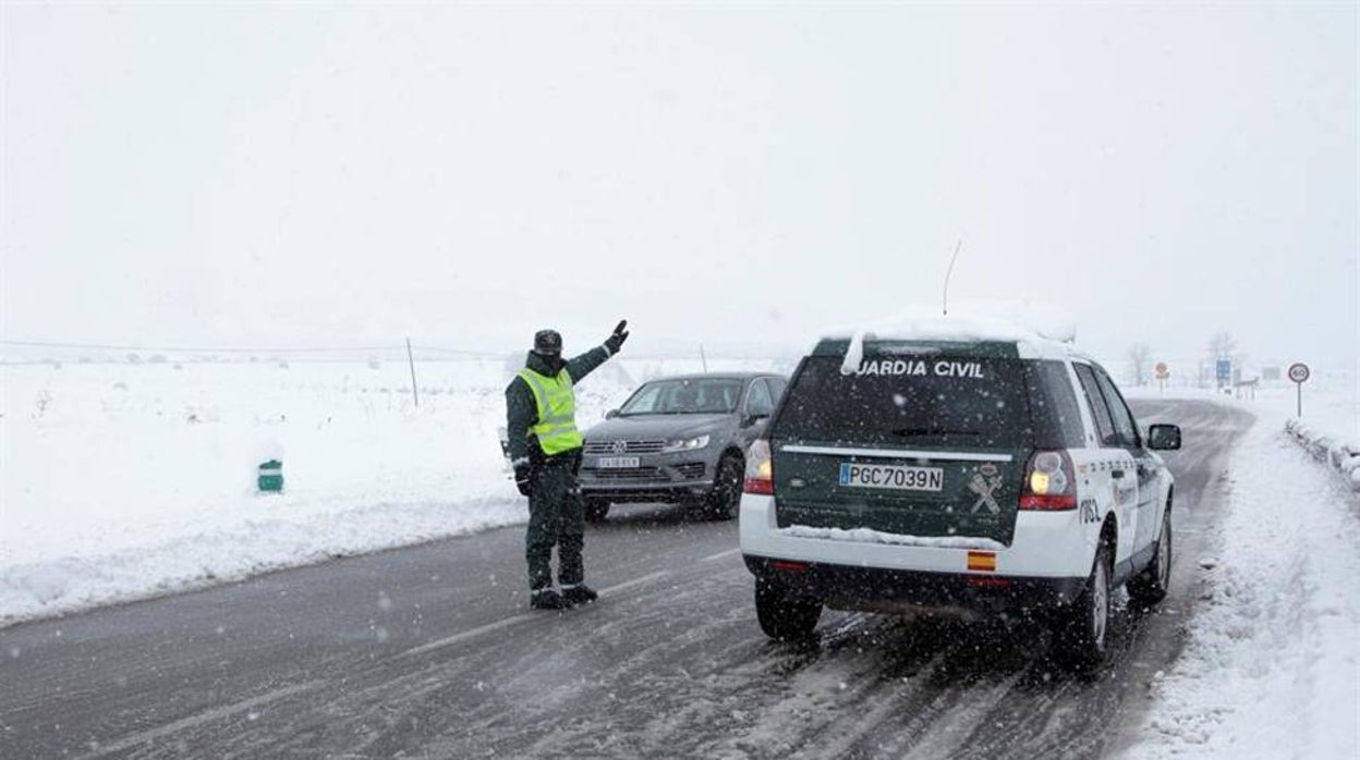 Un agente controla el tráfico durante la nevada