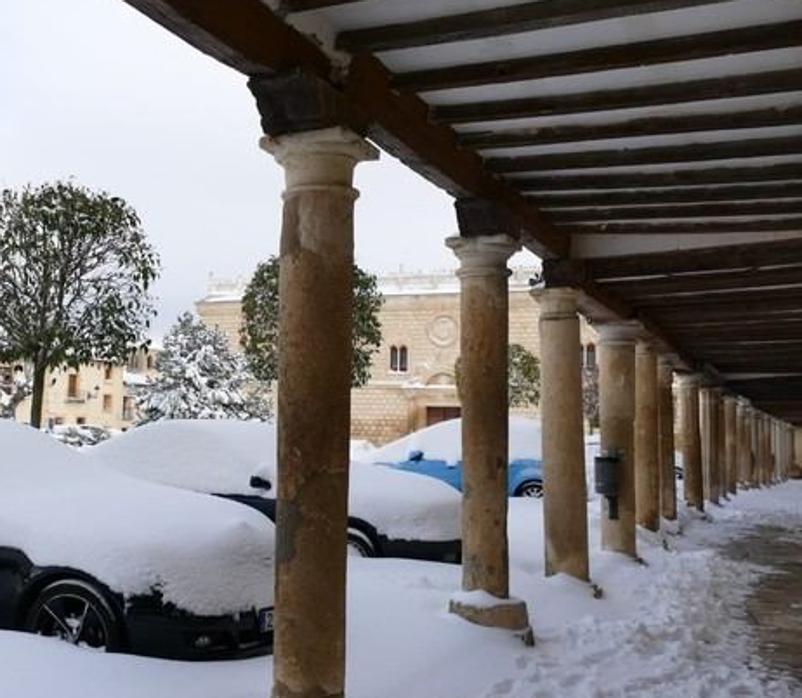 Imagen de la nevada en la plaza mayor de Cogolludo