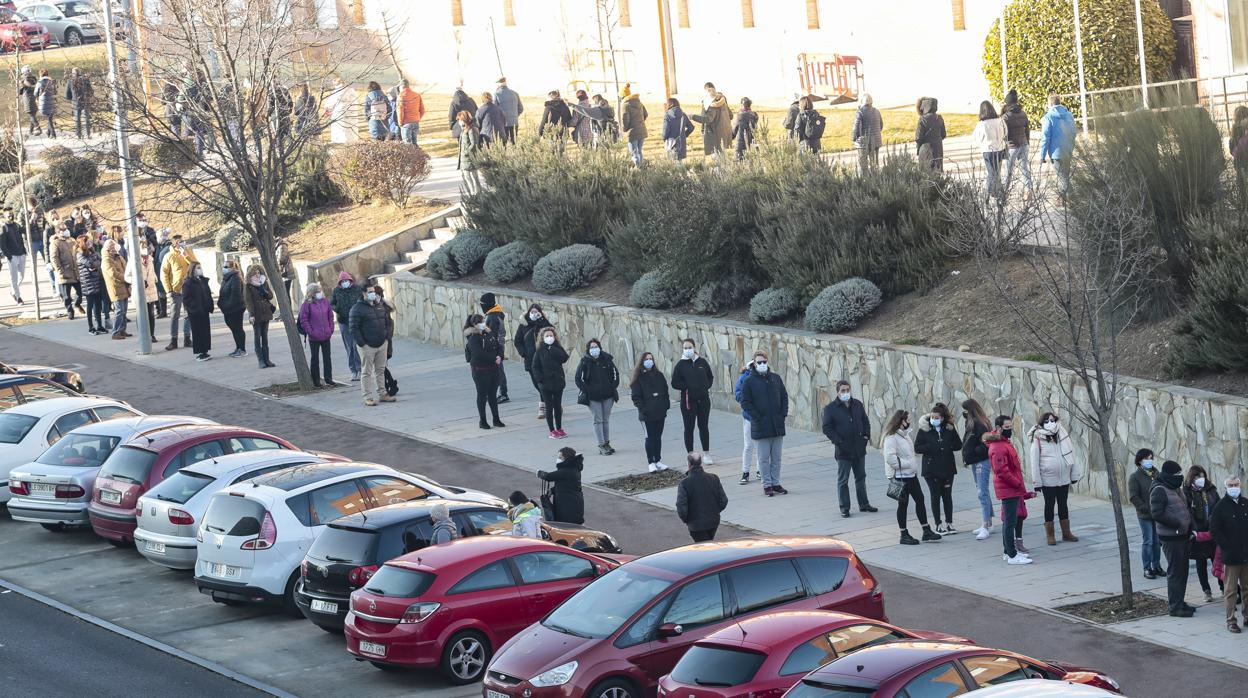 Cientos de leoneses acuden a hacerse el test de antígenos al campus de Vegazana tras anunciarse que ampliaban las pruebas a todos los ciudadanos, no solo a la comunidad universitaria