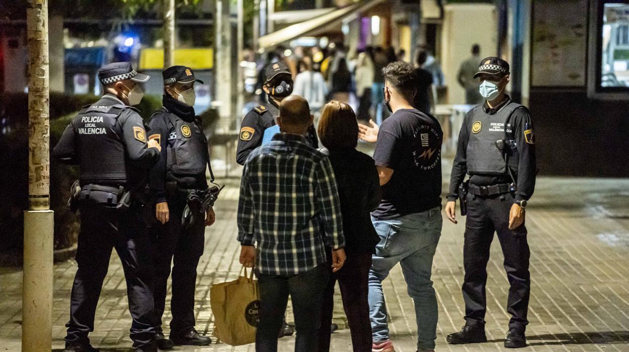 Imagen de un control policial en Valencia en los minutos previos al toque de queda