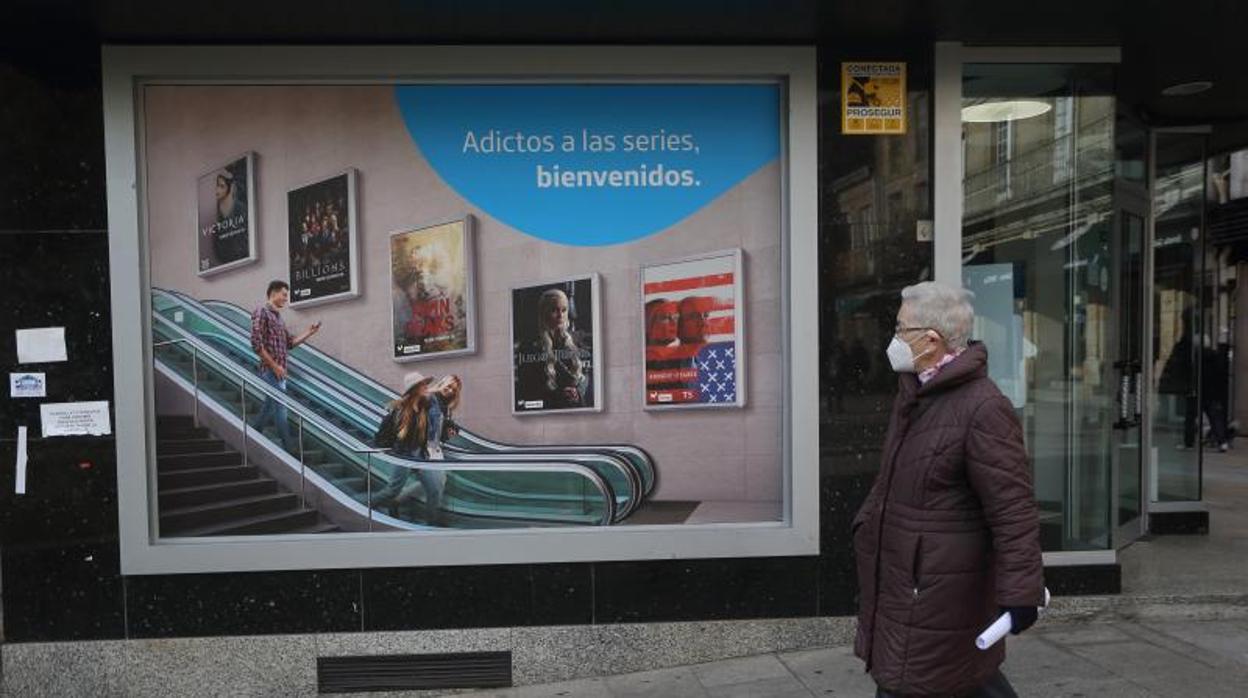 Una anciana camina por una calle de un municipio gallego, en una imagen de archivo