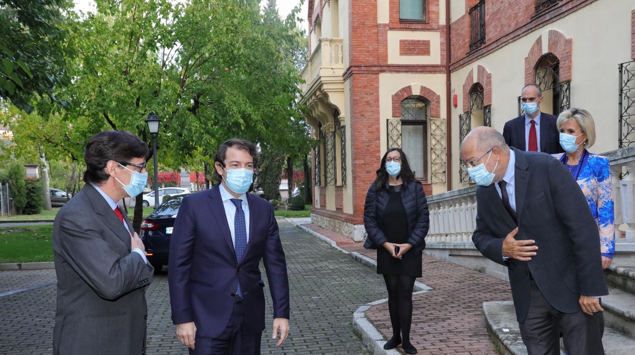 El ministro de Sanidad, Salvador Illa, junto al presidente de la Junta de Castilla y León, Alfonso Fernández Mañueco; el vicepresidente, Francisco Igea, y la consejera de Sanidad, Verónica Casado, en una visita a Valladolid