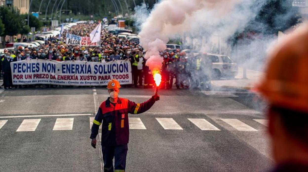 Manifestación en el pueblo de Xove por el cierre de la fábrica de Alcoa