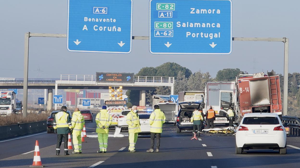 Tres fallecidos al ser atropellados por un camión en la A-6 en Tordesillas (Valladolid)