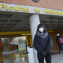 Cristina López, estudiante de tercero de Enfermería, a las puertas de la Facultad de Medicina de la Universidad de Alcalá