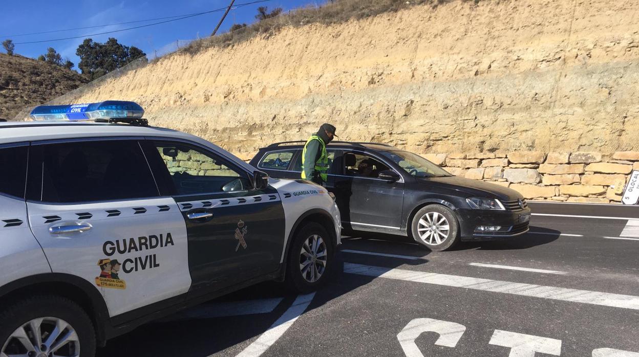 Uno de los controles establecidos por la Guardia Civil en carreteras de acceso a la provincia de Teruel