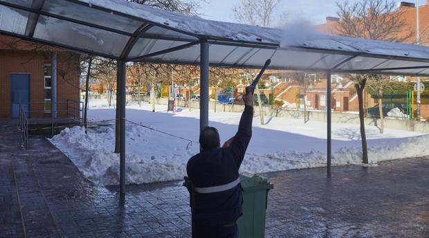 Madrid autoriza a los centros de Secundaria, Bachiller y FP a reabrir el miércoles si están en buen estado