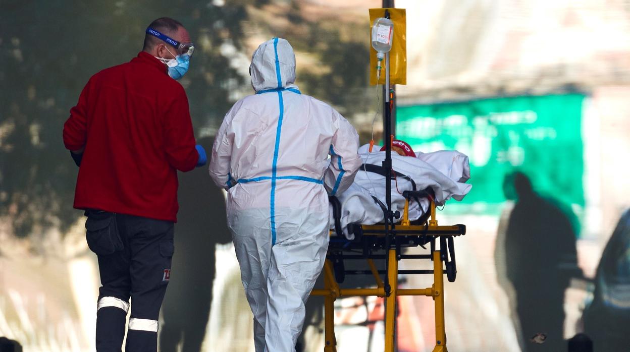 Dos profesionales sanitarios trasladan a un paciente en el hospital de Bellvitge de Barcelona