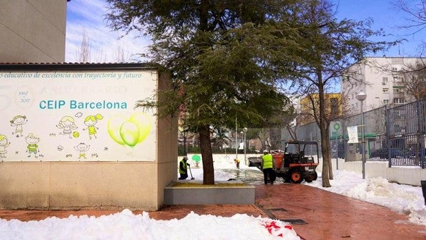 Madrid limpia 273 colegios de los 321 el fin de semana y analiza los «daños estructurales» en seis centros