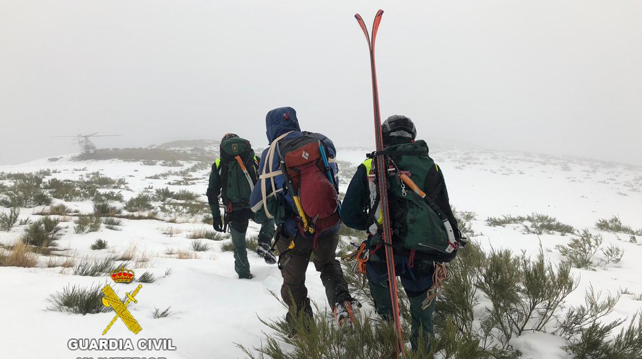 La Guardia Civil auxilia a una familia con una niña de 20 meses atrapada en su vehículo por la nieve en Burgos