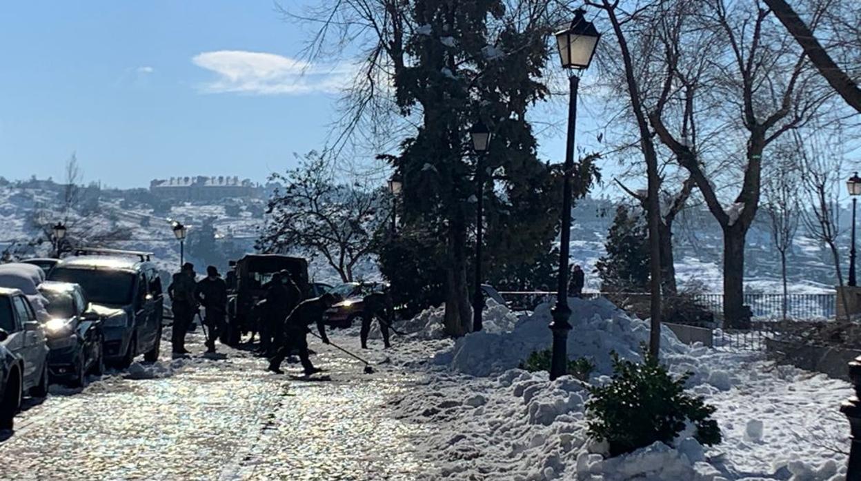 El Ejército trabaja en el Paseo de San Cristobal de Toledo