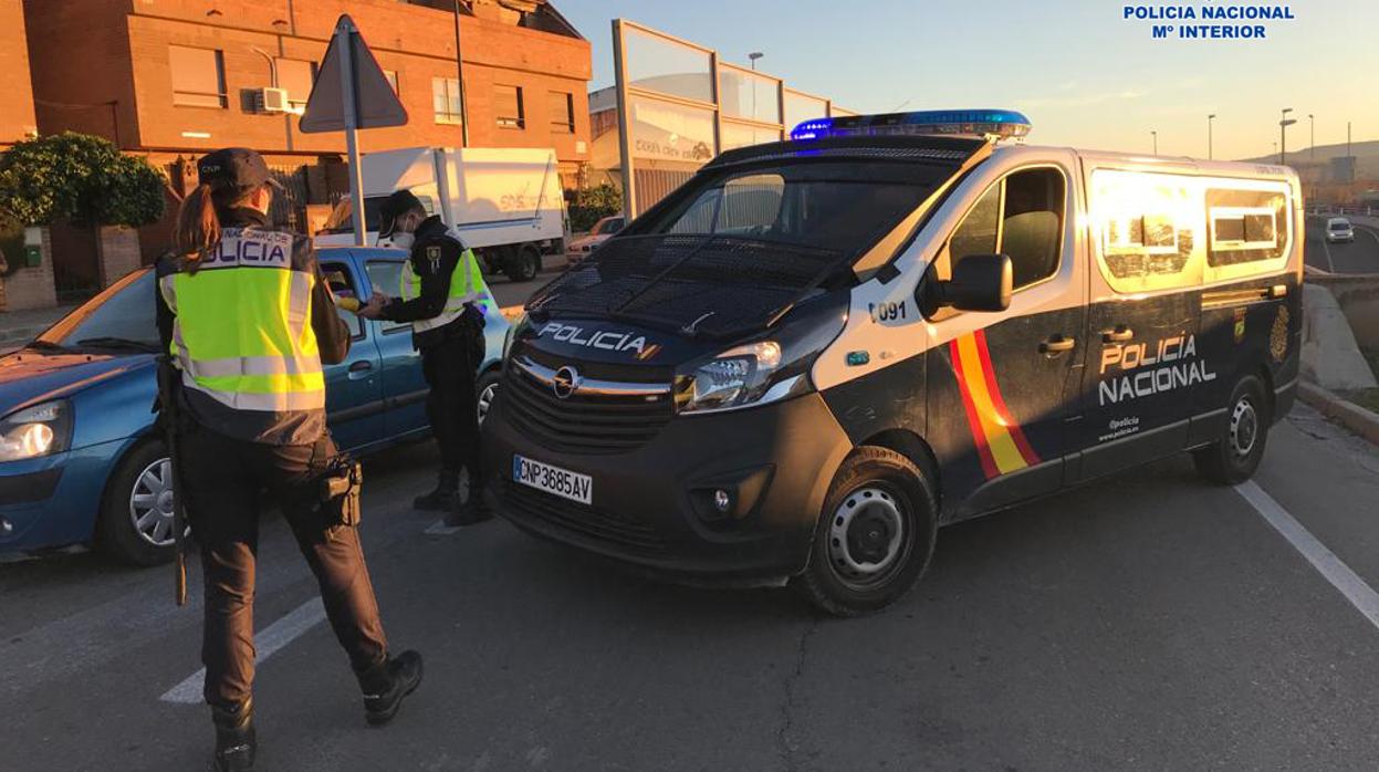 La Policía ha reforzado los controles en Zaragoza para velar por el cumplimiento de las restricciones del Covid, que se han endurecido ante la alarmante escalada de contagios en todo Aragón