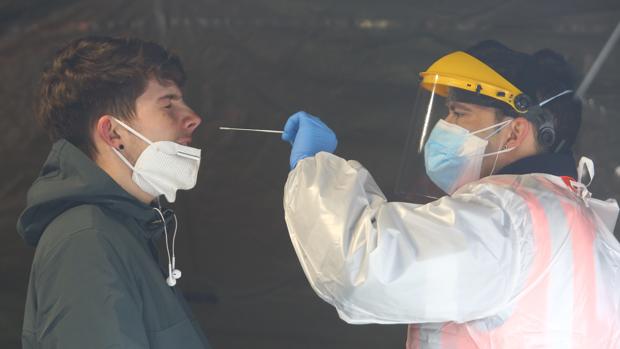 ¿Qué hay detrás del crecimiento exponencial de los contagios en Castilla y León en esta tercera ola?