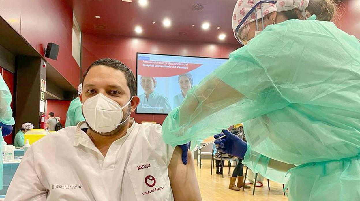 Julio Armas recibe la vacuna contra el coroanvirus en una imagen difundida por él mismo en sus redes sociales