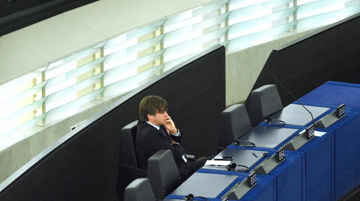 Imagen de archivo de Carles Puigdemont, huido de la justicia española al que no se le podría aplicar esta reforma, en su escaño del Parlamento Europeo