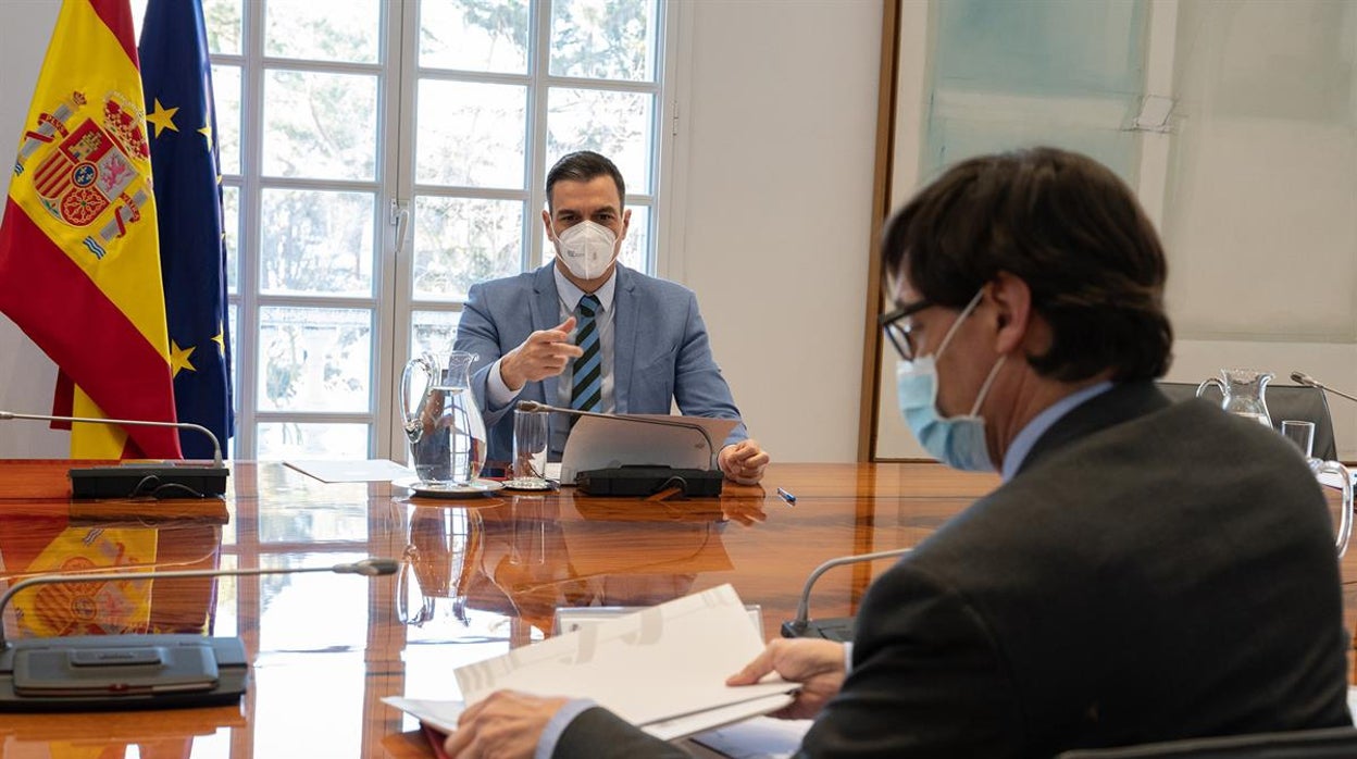 Pedro Sánchez y Salvador Illa en una reunión de seguimiento del coronavirus esta semana