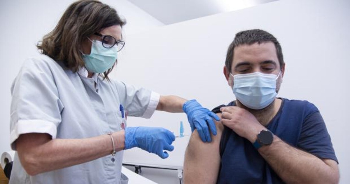 Una imagen de la vacunación de sanitarios en Navarra estos días.