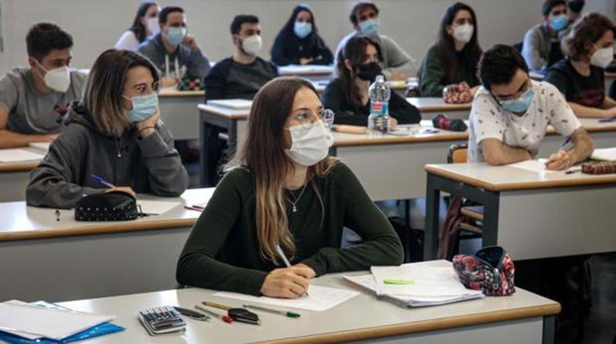 Imagen de archivo de alumnos en una clase con mascarilla