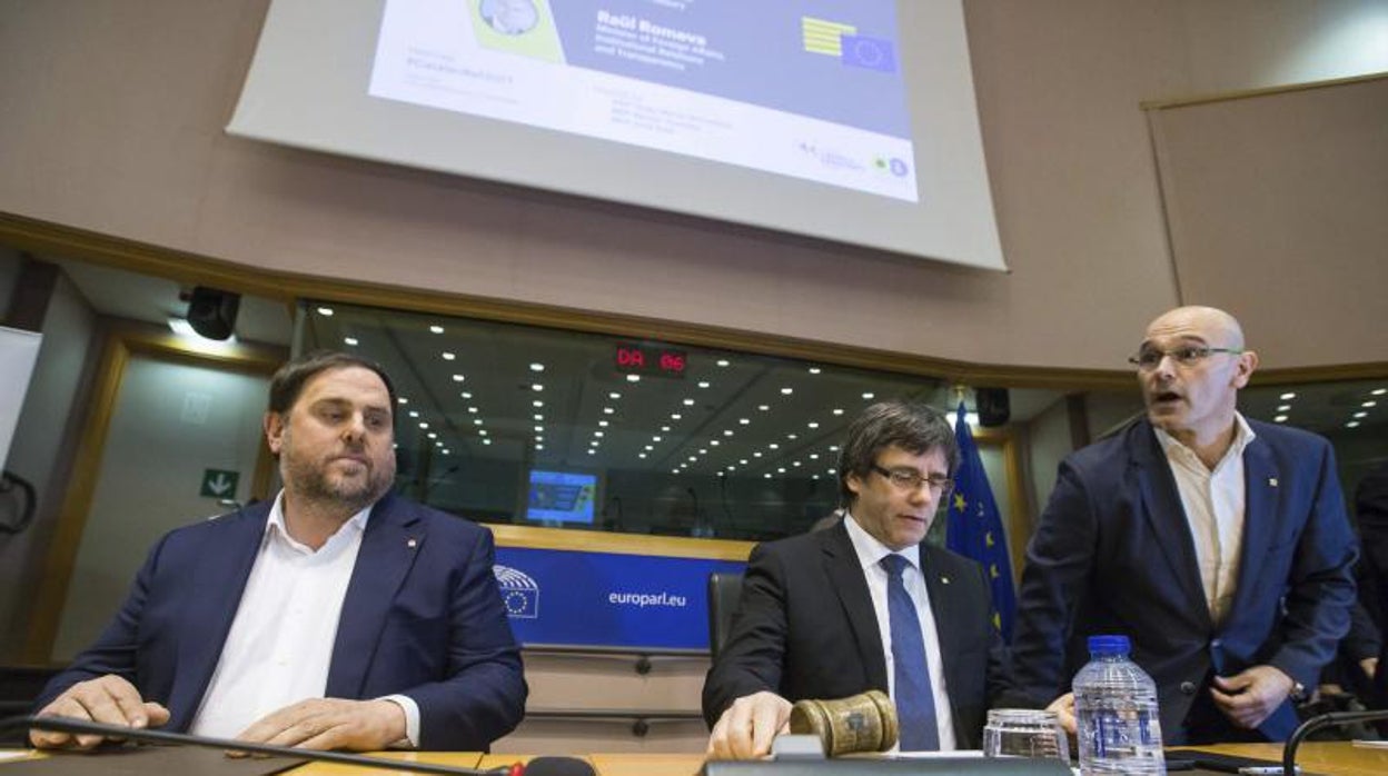 Junqueras, Puigdemont y Romeva (el primero y el tercero, ahora en la cárcel), en un acto en el Parlamento Europeo en 2017