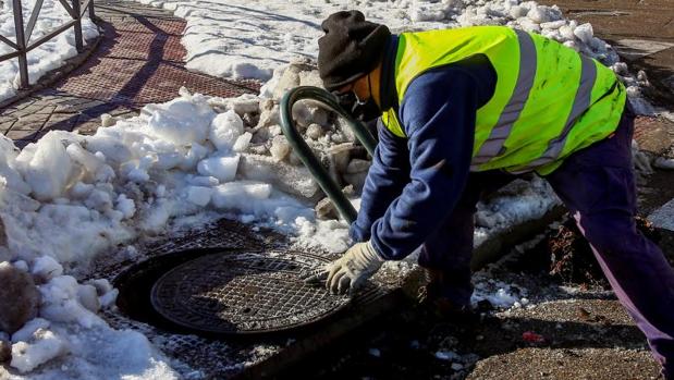 Madrid se «blinda» para evitar otro colapso por las lluvias con una limpieza exprés de túneles, Metro y alcantarillas