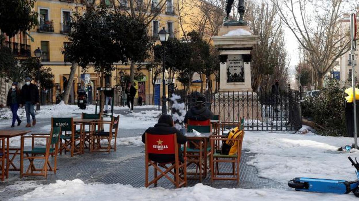 La terraza de un local hostelero del centro de Madrid, prácticamente vacía tras la nevada