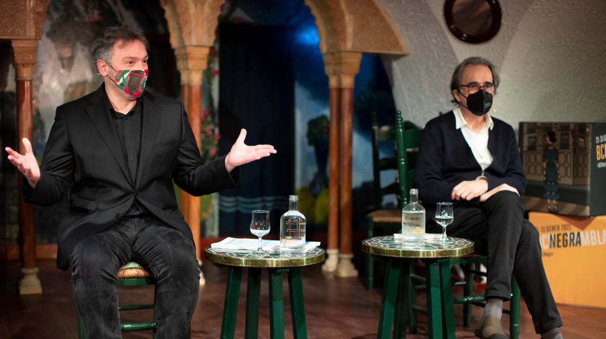 El escritor Carlos Zanón (i) junto al teniente de alcalde Joan Subirtas (d) durante la presentación de BCNegra en el Tablao Flamenco Cordobés de Barcelona