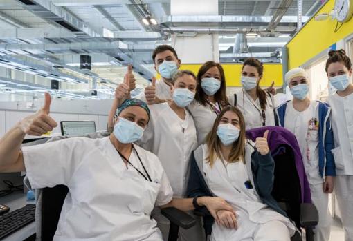 Sanitarios en uno de los controles del Hospital Isabel Zendal